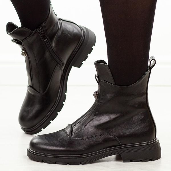 Czarne botki damskie M.Daszyński 2501-6. Czarne botki damskie M.Daszyński, na jesień, ze skóry, eleganckie, bez obcasa, bez zapięcia. Za 199.00 zł.