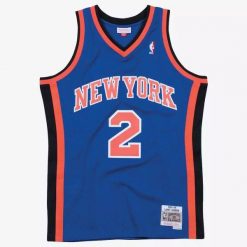 Koszulka NBA New York Knicks Larry Johnson. Niebieskie koszulki damskie Mitchell & Ness, bez wzorów, bez kołnierzyka, bez ramiączek. W wyprzedaży za 421.50 zł.