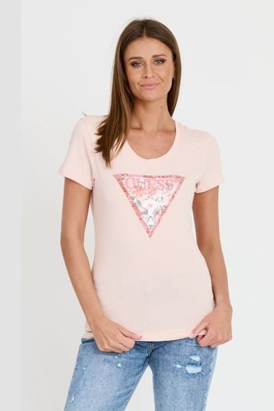 GUESS Różowy damski t-shirt Satin Triangle Tee, Rozmiar S. Czerwone t-shirty damskie Guess, s, z aplikacjami, bez kołnierzyka. W wyprzedaży za 129.99 zł.