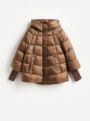 Pikowana kurtka z kapturem - brązowy. Brązowe kurtki damskie Reserved, l, bez wzorów, z tkaniny, z kapturem. Za 279.99 zł.