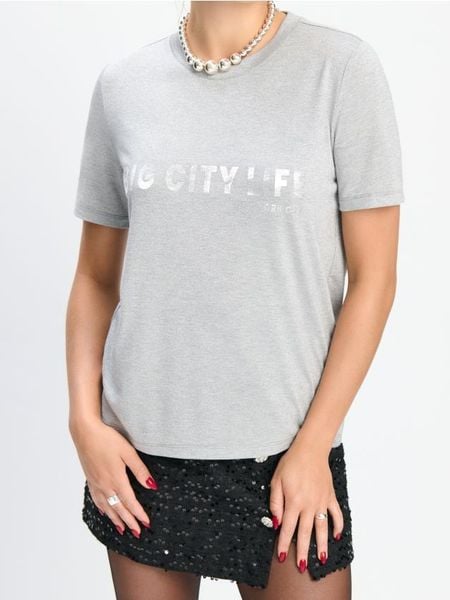 Koszulka z napisem i krótkim rękawem - srebrny. Szare koszulki damskie Sinsay, l, bez wzorów, bez kołnierzyka, bez ramiączek. Za 29.99 zł.