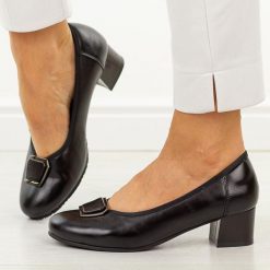 Czarne skórzane czółenka damskie Cambell 19413. Czarne czółenka damskie Cambell, bez wzorów, ze skóry, z okrągłym noskiem, bez obcasa, na obcasie. W wyprzedaży za 192.72 zł.