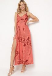 Różowa Sukienka z Kopertowym Dekoltem na Regulowanych Ramiączkach z Rozcięciami Jatila. Czerwone sukienki damskie Born2be, bez wzorów, bez ramiączek. Za 69.99 zł.