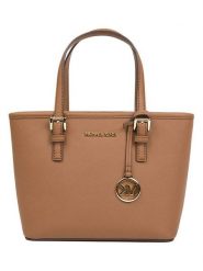 Michael Kors Torebka w kolorze jasnobrązowym - 22 x 18 x 10 cm rozmiar: onesize. Brązowe torebki klasyczne damskie Michael Kors, z materiału, przez ramię, bez dodatków. Za 739.99 zł.