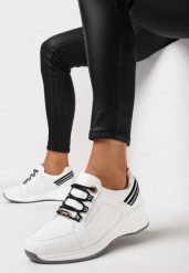 Białe Sneakersy na Niskim Koturnie z Ozdobnymi Napisami ze Skórzaną Wkładką Drilvia. Białe obuwie sportowe damskie Born2be, bez zapięcia. Za 109.99 zł.