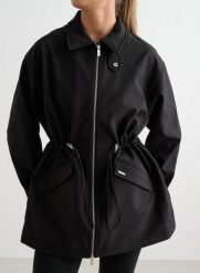 Damska kurtka z polarem, 3-warstwowa, wiatro- i wodoodporna Softshell czarna. Czarne kurtki damskie Aim'n, m, bez wzorów, z materiału, bez kaptura. Za 787.00 zł.