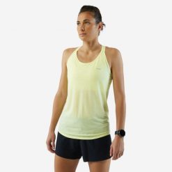 Koszulka do biegania bez rękawów damska Kiprun Run 500 Comfort. Żółte koszulki damskie KIPRUN, m, bez wzorów, z materiału, bez kołnierzyka, bez ramiączek. W wyprzedaży za 49.99 zł.