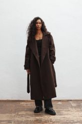 Klasyczny bawełniany trencz w kolorze DARK CHOCOLATE -VENICE-M/L. Czarne płaszcze damskie Marsala, l, bez wzorów, z bawełny, bez kaptura. Za 1,299.90 zł.