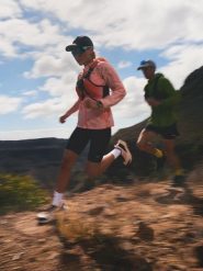 4F Kurtka do biegania damska - różowa S. Czerwone kurtki damskie 4F, l, bez wzorów, bez kaptura. Za 349.99 zł.