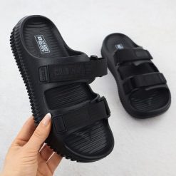 Klapki na rzepy plażowe basenowe czarny Big Star RR274A527. Czarne klapki damskie Big Star, bez wzorów, z materiału, bez obcasa, bez zapięcia. Za 83.99 zł.