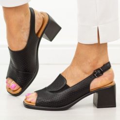 Czarne skórzane sandały damskie Vinceza 66920. Czarne sandały damskie VINCEZA, bez wzorów, z gumy, bez obcasa, na obcasie, bez zapięcia. W wyprzedaży za 175.12 zł.