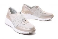 ARTIKER RELAKS 46C2098 beżowy, półbuty damskie. Brązowe półbuty damskie Artiker Relaks, bez wzorów, z gumy, bez obcasa, na koturnie, bez zapięcia. Za 99.95 zł.