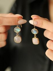 Pierres de Jade Pozłacane kolczyki z kwarcem różowym i prehnitami rozmiar: onesize. Różowe kolczyki damskie Pierres de Jade, z kwarcem, pozłacane, z zapięciem typu bigiel. Za 56.99 zł.