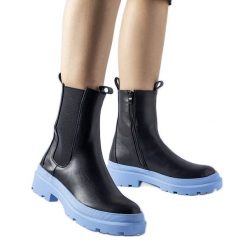 Czarne buty na niebieskiej podeszwie Georgette. Czarne botki damskie eleganckie, z okrągłym noskiem, bez obcasa, bez zapięcia. Za 99.52 zł.