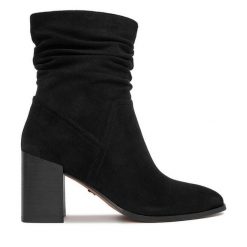 Botki Nine West. Czarne botki damskie Nine West, bez obcasa, na słupku, bez zapięcia. Za 269.99 zł.