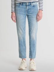 Jeansy damskie z krótką nogawką jasnoniebieskie Adela Cropped 108. Niebieskie jeansy damskie Big Star, bez wzorów, z denimu, krótkie. W wyprzedaży za 249.99 zł.