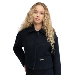 Damska krótka wełniana kurtka Siroko Strodet-W Black. Czarne kurtki damskie SIROKO, bez wzorów, z wełny, bez kaptura. Za 380.00 zł.