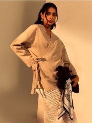 Żakiet kimono z domieszką wiskozy - kremowy. Białe marynarki i żakiety damskie Sinsay, l, bez wzorów, z wiskozy. Za 69.99 zł.