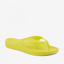 Damskie klapki Coqui Naitiri. Żółte klapki damskie Coqui, bez wzorów, bez obcasa, bez zapięcia. Za 114.99 zł.