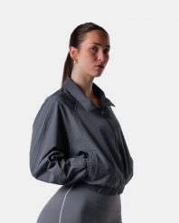 Damska krótka kurtka z pełnym zamkiem, oversize, na siłownię i miasto – szary. Szare kurtki sportowe damskie AESTHETIC WOLF, m, bez wzorów, z bawełny, bez kaptura. Za 289.99 zł.