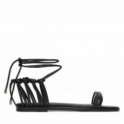 Sandały Patrizia Pepe. Czarne sandały damskie Patrizia Pepe, bez wzorów, bez obcasa, na płaskiej podeszwie, bez zapięcia. Za 919.99 zł.