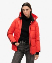 Parka z kapturem ocieplana na miasto. Czerwone parki damskie Superdry, l, z nylonu, z kapturem. Za 443.10 zł.