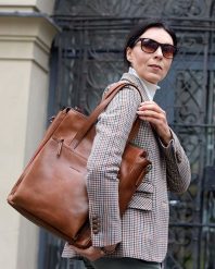 Shopperka aktówka MARCO MAZZINI camelowa R305b. Aktówki damskie bez wzorów, ze skóry, bez dodatków. Za 1,091.55 zł.