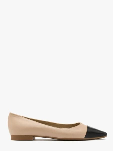 Beżowe baleriny z czarnym noskiem. Brązowe balerinki damskie Ryłko, bez wzorów, ze skóry. W wyprzedaży za 239.99 zł.