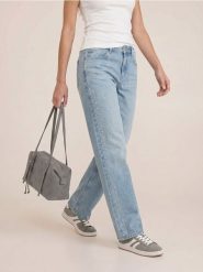 Jeansy straight z ćwiekami - niebieski. Niebieskie jeansy damskie Sinsay. Za 69.99 zł.