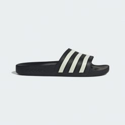 Klapki adilette Aqua. Białe klapki damskie Adidas, bez wzorów, bez obcasa, bez zapięcia. Za 119.00 zł.
