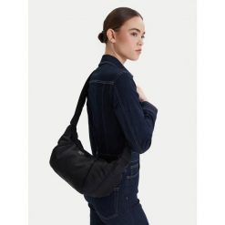 Torebka Guess Jeans. Czarne listonoszki damskie Guess Jeans, z aplikacjami, z jeansu, bez dodatków. Za 259.99 zł.