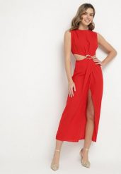Czerwona Sukienka Rozkloszowana z Wycięciami w Talii z Metaliczną Ozdobą Galetia. Czerwone sukienki damskie Born2be, z aplikacjami, eleganckie, bez ramiączek. Za 139.99 zł.