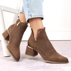 Zamszowe botki damskie na obcasie ażurowe brązowe Potocki SZ12356. Brązowe botki damskie POTOCKI, ze skóry ekologicznej, bez obcasa, na obcasie, bez zapięcia. Za 103.50 zł.