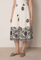 Biało-Czarna Rozkloszowana Spódnica z Wiskozy w Kwiatowy Wzór Masterore. Białe spódnice damskie Born2be, do pracy, uniwersalny, bez wzorów, z jeansu, biznesowe, midi. Za 59.99 zł.