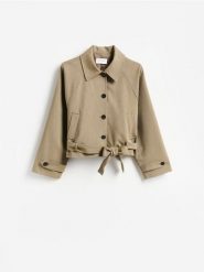 Krótki płaszcz - beżowy. Brązowe płaszcze damskie Reserved, l, bez wzorów, z tkaniny, bez kaptura. Za 259.99 zł.