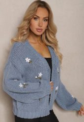 Niebieski Kardigan w Kwiatowe Aplikacje z Zapięciem na Elegancką Agrafkę Patista. Niebieskie kardigany damskie Renee, z aplikacjami, z bawełny. Za 169.99 zł.