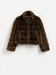 Kurtka z imitacji futra - ciemnobrązowy. Brązowe kurtki damskie Reserved, l, bez wzorów, bez kaptura. Za 359.99 zł.