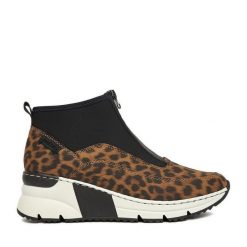 Botki Rieker. Czarne botki damskie Rieker, bez obcasa, na koturnie, bez zapięcia. Za 269.99 zł.