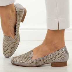 Srebrne ażurowe półbuty damskie M.Daszyński Sa222-14. Szare półbuty damskie M.Daszyński, na lato, w ażurowe wzory, ze skóry, z okrągłym noskiem, bez obcasa, na płaskiej podeszwie, bez zapięcia. Za 179.00 zł.