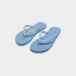 Japonki damskie na plażę Outhorn OTHWSS24FFLIF160. Niebieskie klapki damskie Outhorn, bez wzorów, z gumy, bez obcasa, bez zapięcia. Za 29.99 zł.