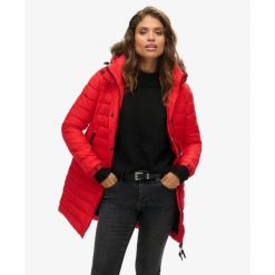 Damska kurtka puchowa z kapturem o średniej długości z futerkiem Superdry. Czerwone kurtki damskie Superdry, bez wzorów, z puchu, z kapturem. W wyprzedaży za 494.00 zł.