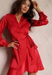 Czerwona Sukienka Klymilea. Czerwone sukienki damskie Renee, bez wzorów, z satyny, eleganckie, bez ramiączek. W wyprzedaży za 135.99 zł.