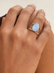 Les Favorites Srebrny pierścionek z kamieniem księżycowym rozmiar: 52. Niebieskie pierścionki damskie Les Favorites, z kamieniem księżycowym, srebrne. Za 254.14 zł.