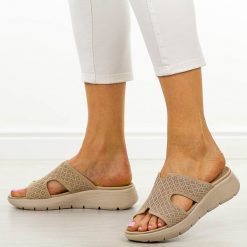 Beżowe klapki damskie Vinceza 97300. Brązowe klapki damskie VINCEZA, bez wzorów, z tkaniny, bez obcasa, bez zapięcia. W wyprzedaży za 125.10 zł.