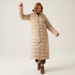 Płaszcz turystyczny damski zimowy ocieplany Elender Regatta. Brązowe płaszcze damskie Regatta, na zimę, bez wzorów, z puchu, z kapturem. W wyprzedaży za 411.60 zł.