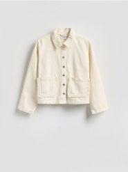 Jeansowa kurtka z kieszeniami - złamana biel. Kurtki damskie Reserved, l, bez wzorów, z bawełny, bez kaptura. Za 139.99 zł.