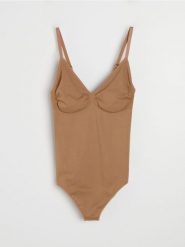 Bezszwowe body na ramiączkach - brązowy. Brązowe body i gorsety Sinsay, bez wzorów. Za 39.99 zł.