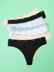 Bawełniane stringi 7 pack - wielobarwny. Stringi Sinsay, bez wzorów, z bawełny. W wyprzedaży za 24.99 zł.