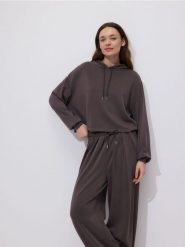 Krótka bluza z wiskozą - brązowy. Brązowe bluzy damskie Reserved, l, bez wzorów, z dzianiny, bez kaptura. Za 89.99 zł.