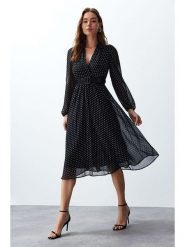 Trendyol Sukienka w kolorze czarnym rozmiar: 36. Czarne sukienki damskie Trendyol, bez wzorów, bez ramiączek. Za 92.21 zł.